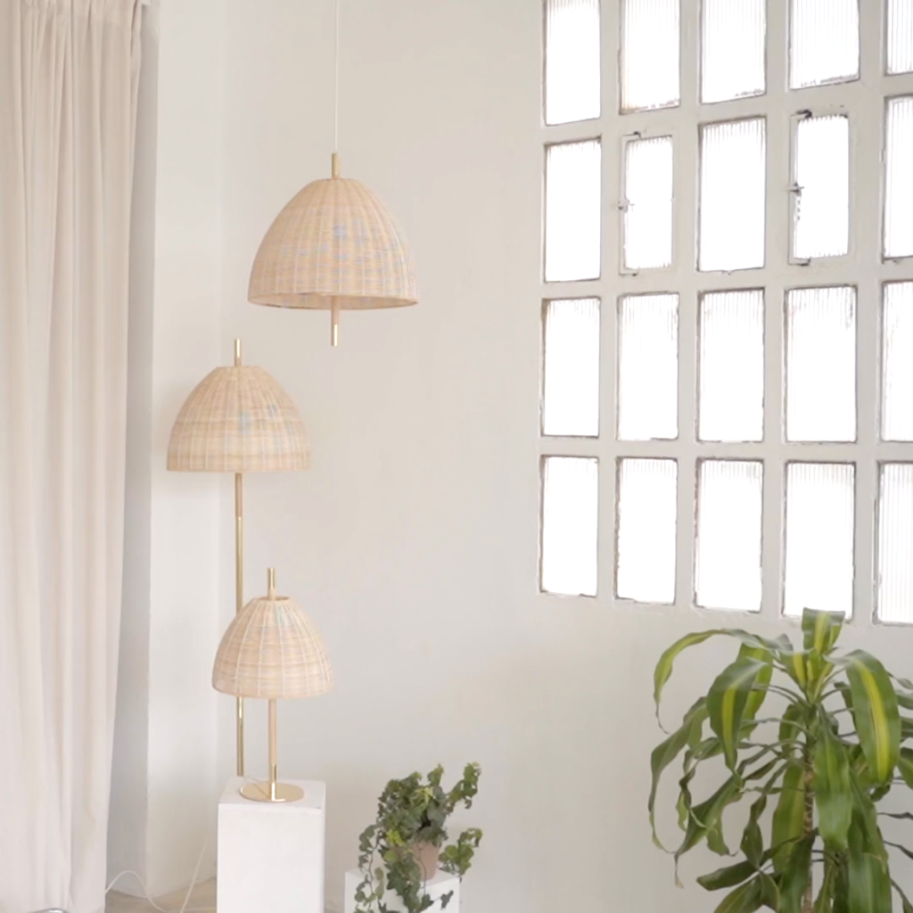 Mediterranean-inspired Amà Ø30 Pendant Lamp with white and rattan finish