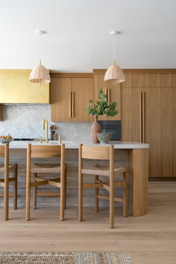 Mediterranean-inspired Amà Ø30 Pendant Lamp with brass and rattan finish