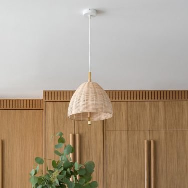 Mediterranean-inspired Amà Ø30 Pendant Lamp with brass and rattan finish